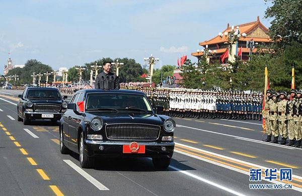 2015年9月3日，紀念中國人民抗日戰(zhàn)爭暨世界反法西斯戰(zhàn)爭勝利70周年大會在北京天安門廣場隆重舉行。這是習近平檢閱受閱部隊。圖片來源：新華社